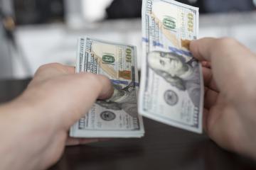 Tame Inflation Pressures May Prompt Rate Cuts, Gold Price Holds Firm