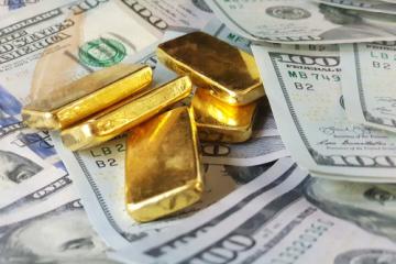 Gold Slips as Dollar Strengthens